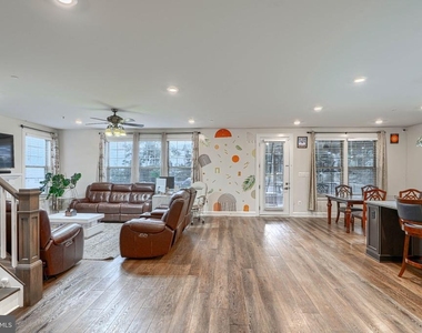 7142 Starmount Way - Photo Thumbnail 14