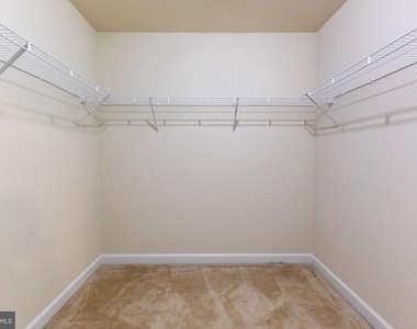 555 English Oak Lane - Photo Thumbnail 8