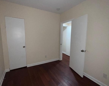 1423 W Fayette Street - Photo Thumbnail 8