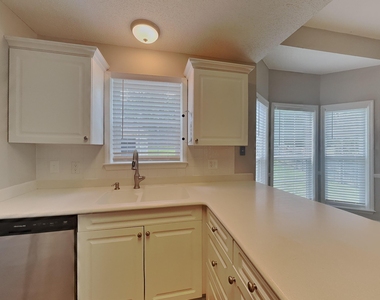 305 Aqua Marine Lane - Photo Thumbnail 4