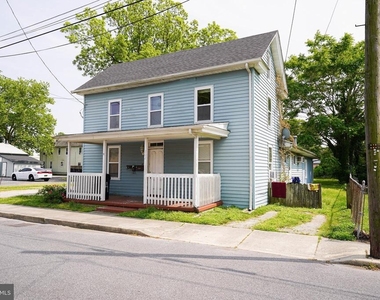 202 E Grove Street - Photo Thumbnail 2