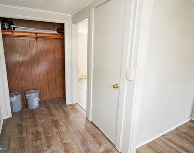 202 E Grove Street - Photo Thumbnail 8