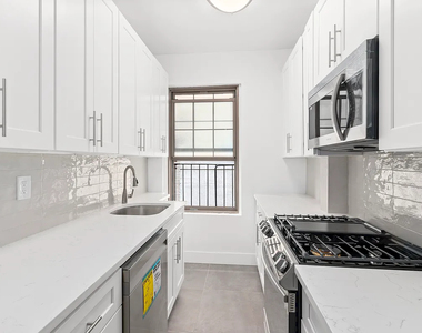 1100 Grand Concourse - Photo Thumbnail 6