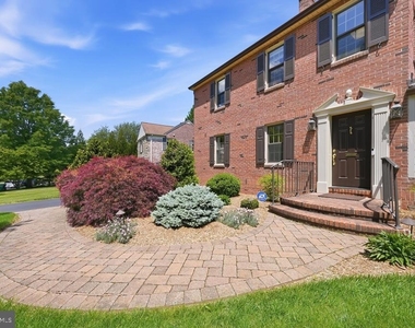 805 Princeton Road - Photo Thumbnail 2