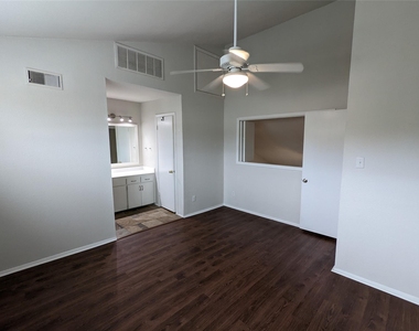 1818 S Lakeshore Blvd - Photo Thumbnail 15