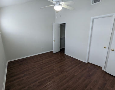 1818 S Lakeshore Blvd - Photo Thumbnail 12