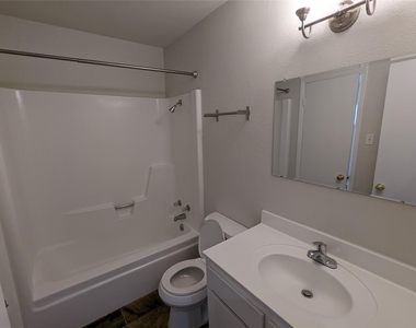 1818 S Lakeshore Blvd - Photo Thumbnail 13