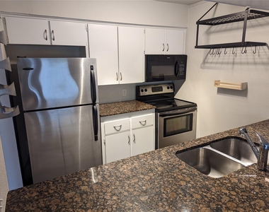 1818 S Lakeshore Blvd - Photo Thumbnail 3