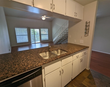 1818 S Lakeshore Blvd - Photo Thumbnail 5