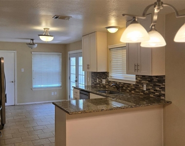2800 Norfolk Dr - Photo Thumbnail 5