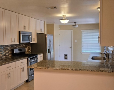 2800 Norfolk Dr - Photo Thumbnail 8