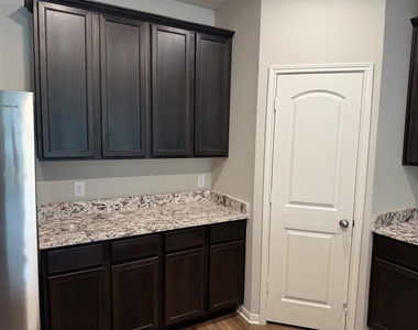 105 Declaration Ln - Photo Thumbnail 9