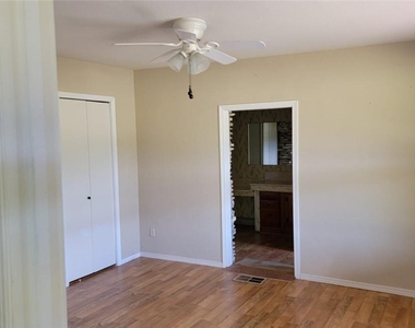 4731 Eck Ln - Photo Thumbnail 6