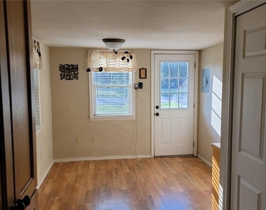 4731 Eck Ln - Photo Thumbnail 7
