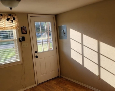 4731 Eck Ln - Photo Thumbnail 8