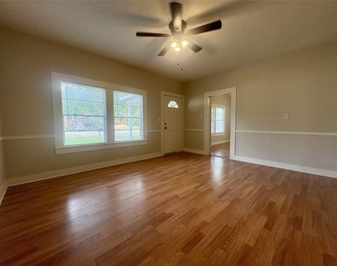 815 Lizzie St - Photo Thumbnail 3