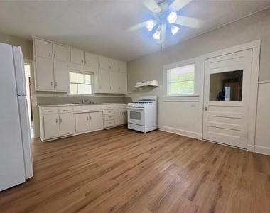 815 Lizzie St - Photo Thumbnail 5