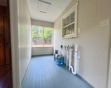 815 Lizzie St - Photo Thumbnail 14