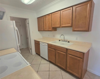 15208 Spring Hill Ln - Photo Thumbnail 3