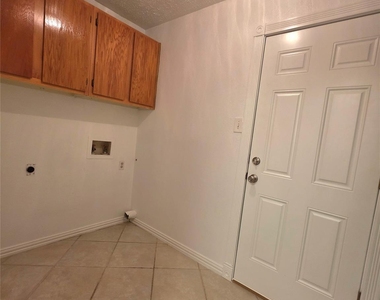 15208 Spring Hill Ln - Photo Thumbnail 9