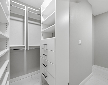 8404 Hornet Dr - Photo Thumbnail 12