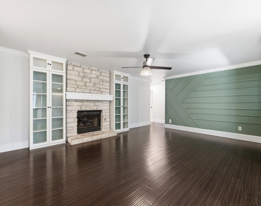 8404 Hornet Dr - Photo Thumbnail 3