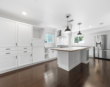 8404 Hornet Dr - Photo Thumbnail 6