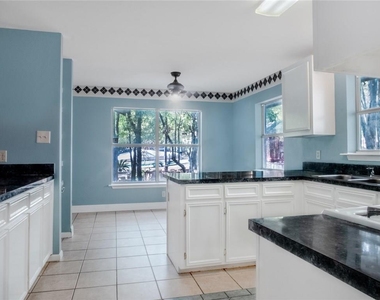 1107 Delano St - Photo Thumbnail 2