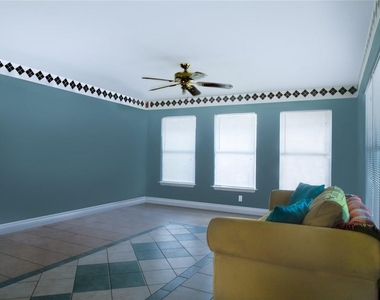 1107 Delano St - Photo Thumbnail 3