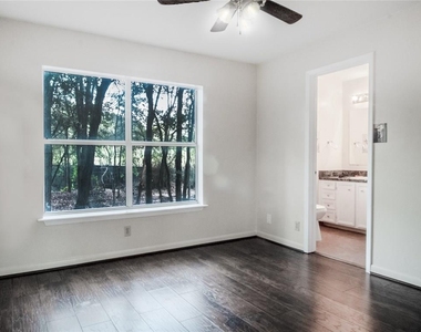 1107 Delano St - Photo Thumbnail 4