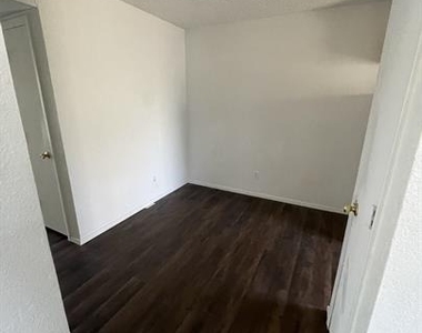 1101 Bois Darc St - Photo Thumbnail 2