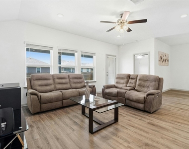 224 Sweetwater Creek Ln - Photo Thumbnail 2