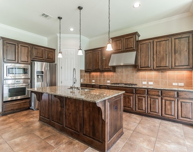 208 Angus Dr - Photo Thumbnail 4