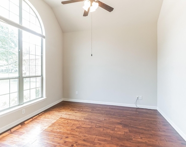 208 Angus Dr - Photo Thumbnail 8
