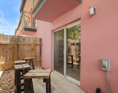 1422 Collier St - Photo Thumbnail 16