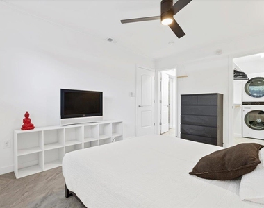 1422 Collier St - Photo Thumbnail 13