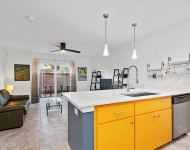 1422 Collier St - Photo Thumbnail 6