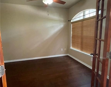 704 S Frontier Ln - Photo Thumbnail 5