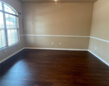 704 S Frontier Ln - Photo Thumbnail 4