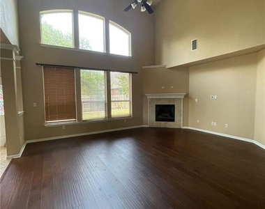 704 S Frontier Ln - Photo Thumbnail 7