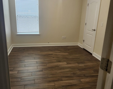 201 Edgeford Court - Photo Thumbnail 17