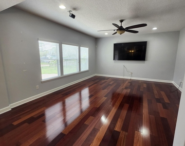 201 Edgeford Court - Photo Thumbnail 9