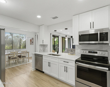 7602 Las Palmas Way - Photo Thumbnail 15