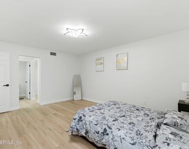 7602 Las Palmas Way - Photo Thumbnail 24