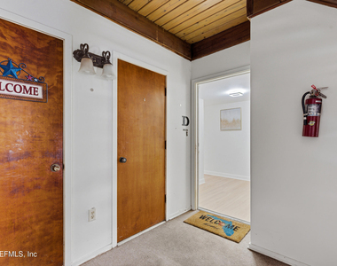 7602 Las Palmas Way - Photo Thumbnail 4