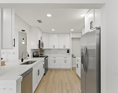 7602 Las Palmas Way - Photo Thumbnail 14