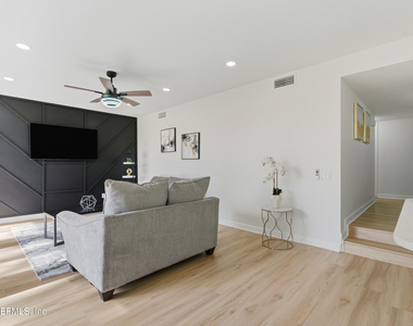 7602 Las Palmas Way - Photo Thumbnail 7
