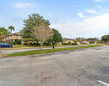 7602 Las Palmas Way - Photo Thumbnail 2