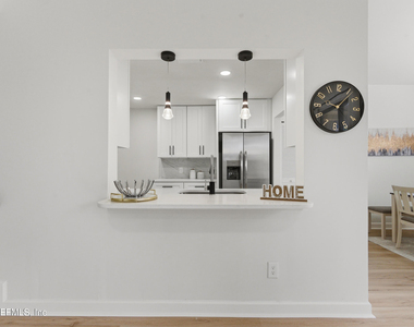7602 Las Palmas Way - Photo Thumbnail 10