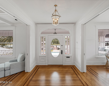 289 N Roscoe Boulevard - Photo Thumbnail 4